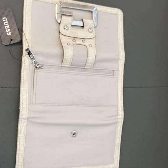 BNWT GUESS WALLET - IVORY FLAP WALLET - Picture 5 of 5